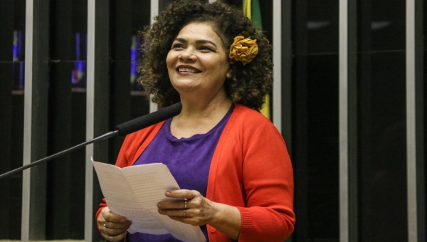 Perpétua apresenta novo projeto para suspender pagamento do Fies em 2021